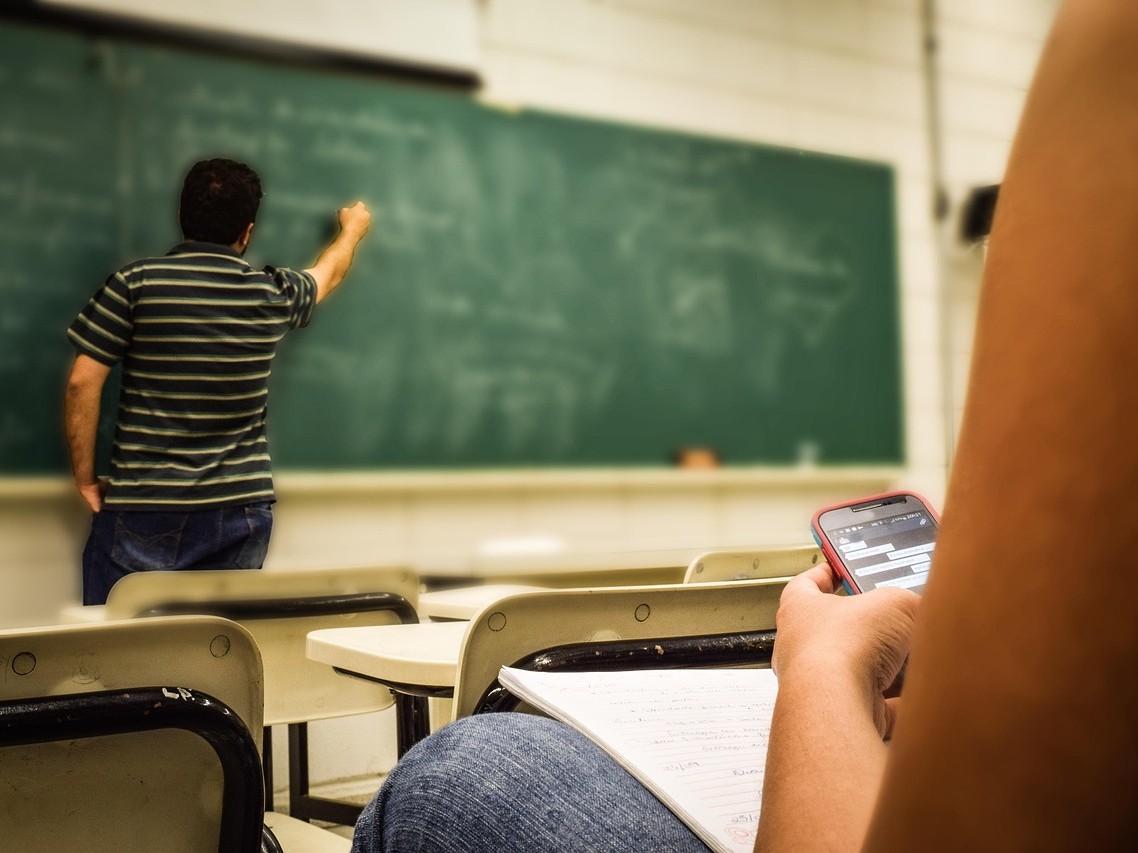 mobile phone classroom 747 x 560